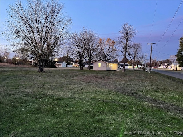 view of yard at dusk