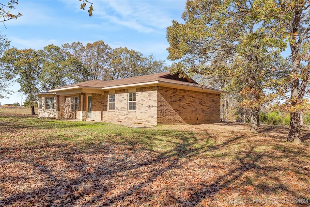 view of front of home featuring a front lawn