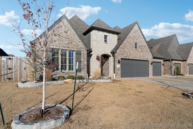 view of front of home featuring a front lawn