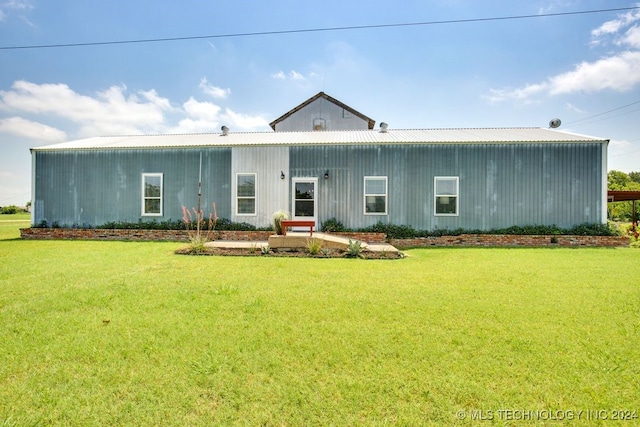 view of front of property with a front lawn