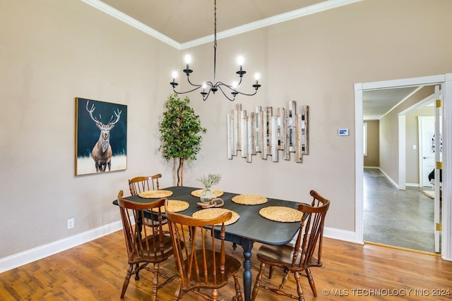 dining space featuring hardwood / wood-style flooring, a notable chandelier, and crown molding