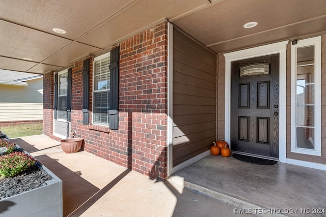 entrance to property featuring covered porch