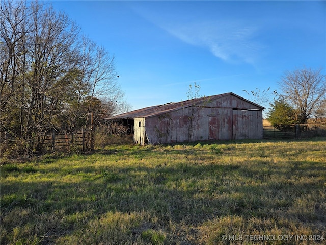 view of outdoor structure with a yard