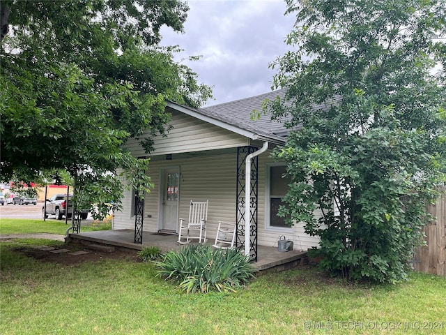 view of front of house with a porch and a front yard