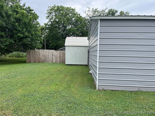 view of yard featuring a shed