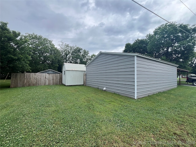 view of yard featuring a storage shed