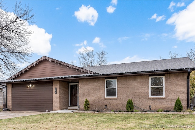 single story home featuring a front yard