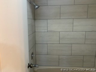 bathroom with tiled shower / bath