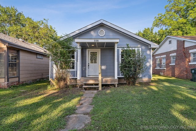 view of front of property featuring a front lawn