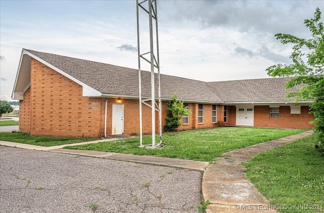 single story home featuring a front lawn