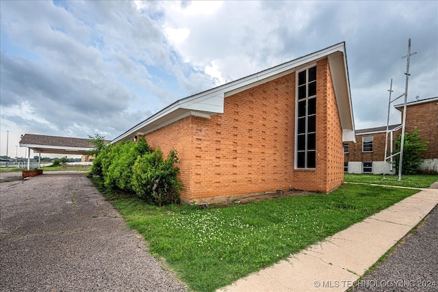 view of side of property featuring a lawn