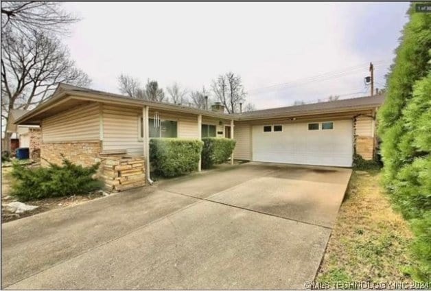 single story home featuring a garage