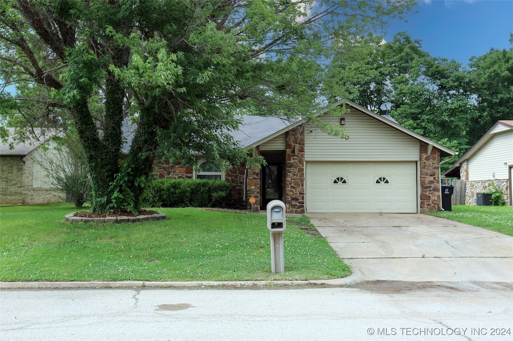 view of front of property featuring a front lawn and a garage