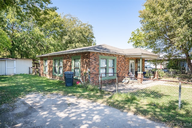 view of front of property featuring a front yard