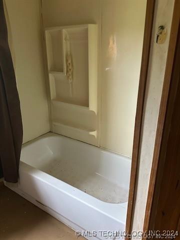 340 Clay Hl, Lone Grove, OK 73443 - bathroom with a bathtub