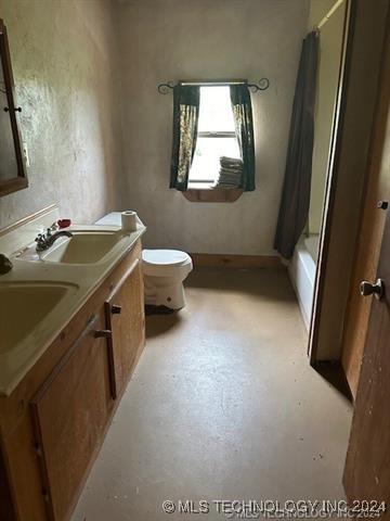 340 Clay Hl, Lone Grove, OK 73443 - full bathroom featuring toilet, vanity, and shower / tub combo with curtain