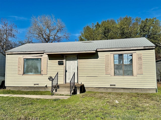 view of front facade with a front yard