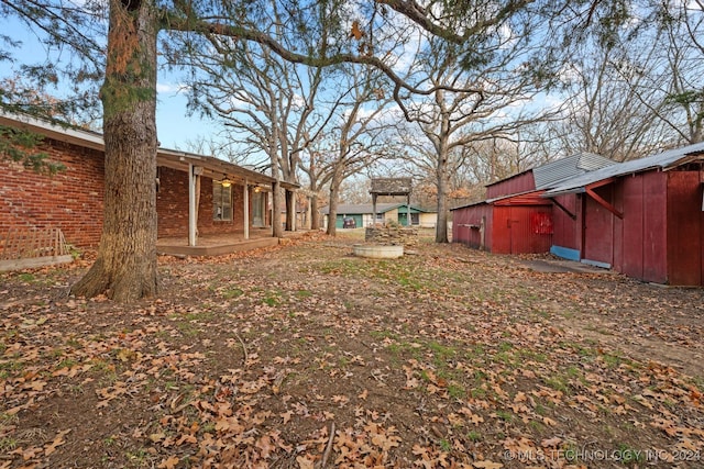 view of yard with an outbuilding