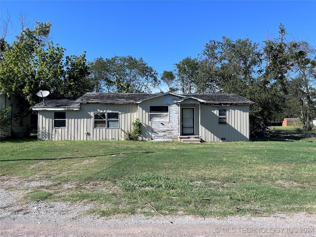 view of front of house with a front lawn