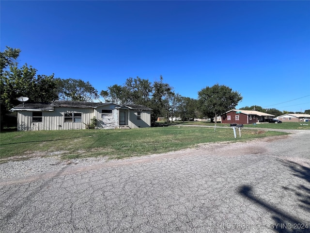 view of front of property with a front lawn