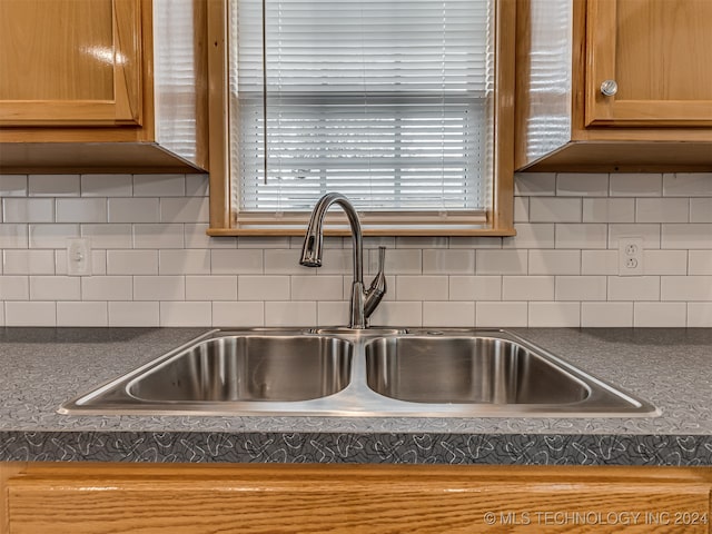 room details featuring backsplash and sink