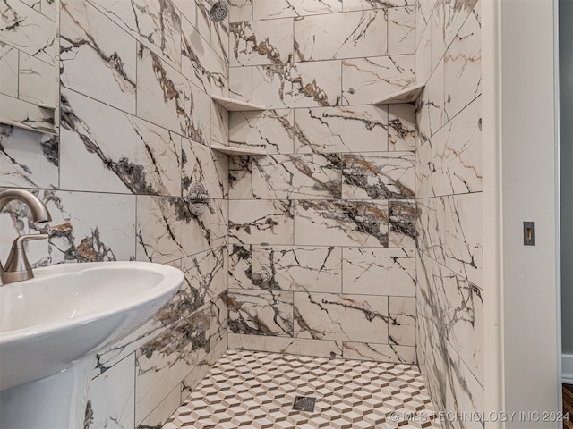 bathroom featuring sink and tiled shower