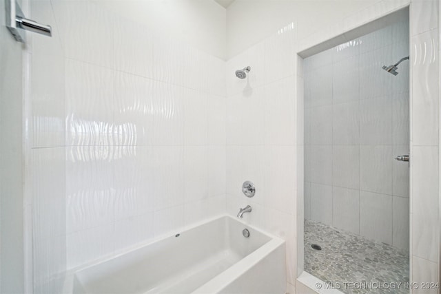 bathroom featuring tiled shower / bath combo