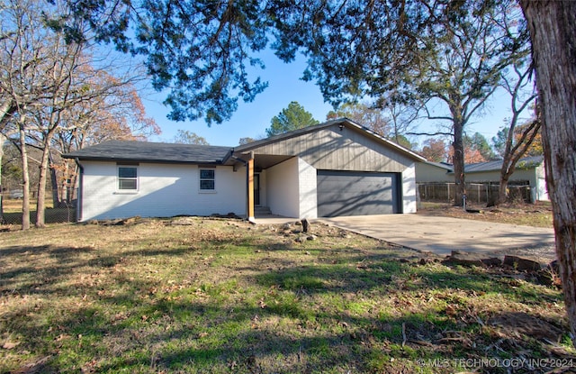 view of front facade featuring a garage and a front lawn