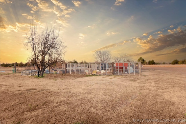 view of yard at dusk