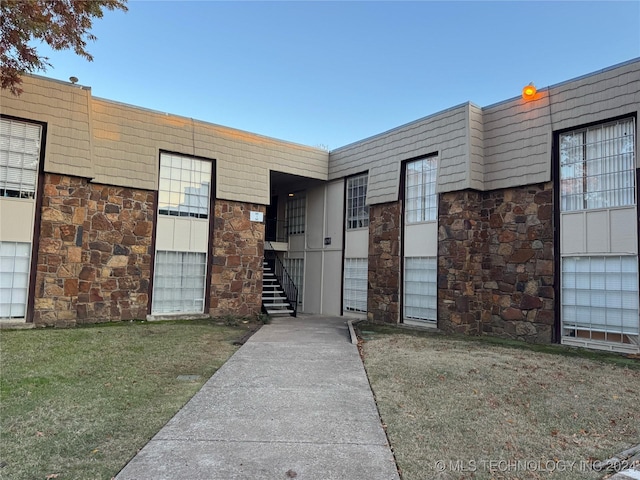 entrance to property featuring a yard