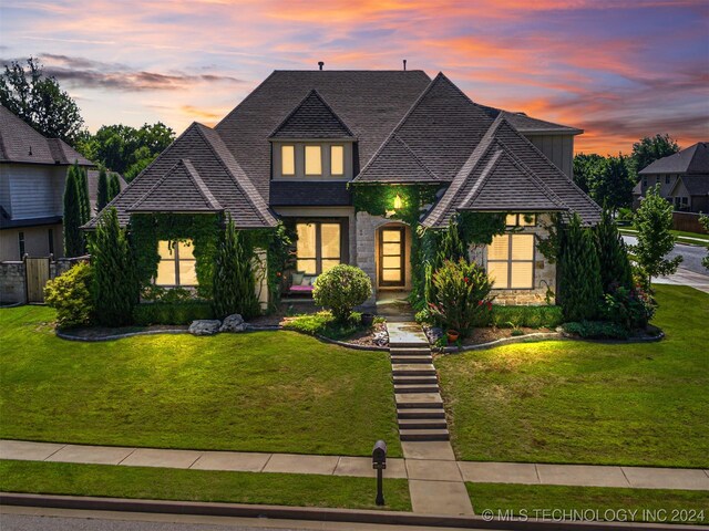 view of front of property featuring a lawn