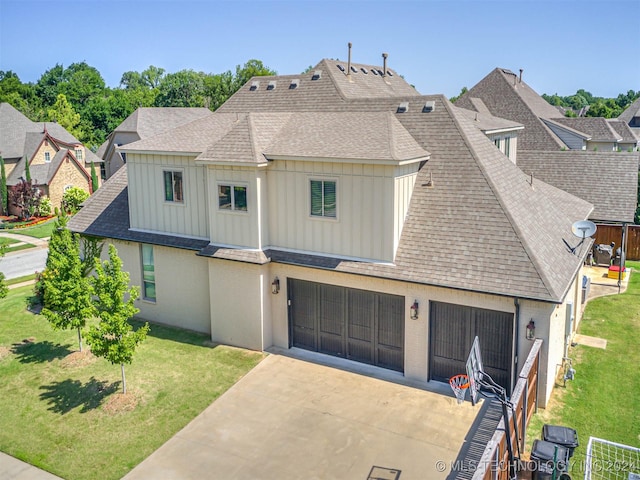 view of front of home featuring a front lawn and a garage