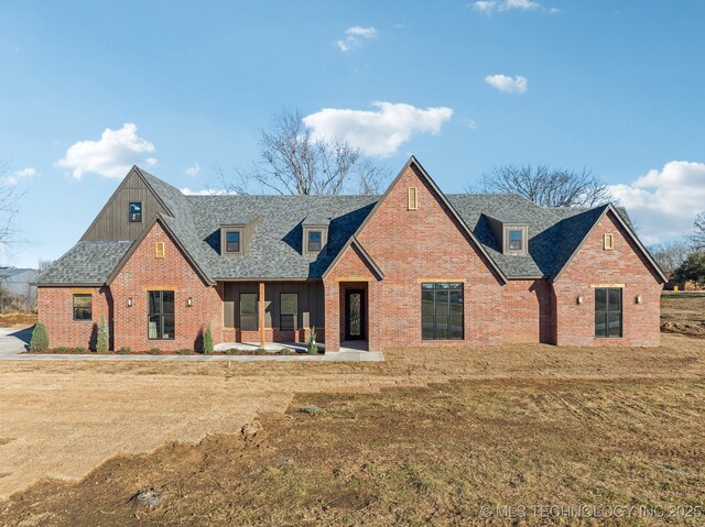 view of front facade featuring a patio area and a front yard