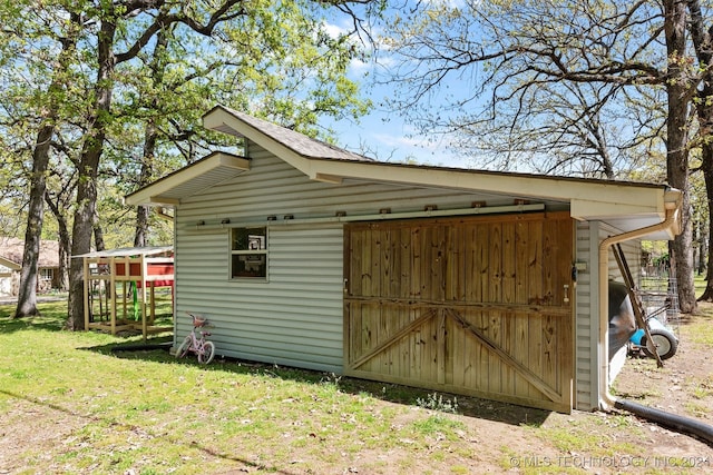 view of outdoor structure featuring a yard