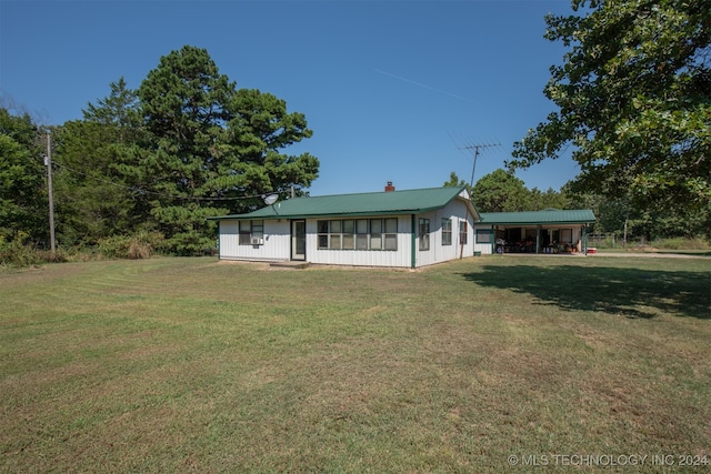 view of front of home with a carport and a front yard