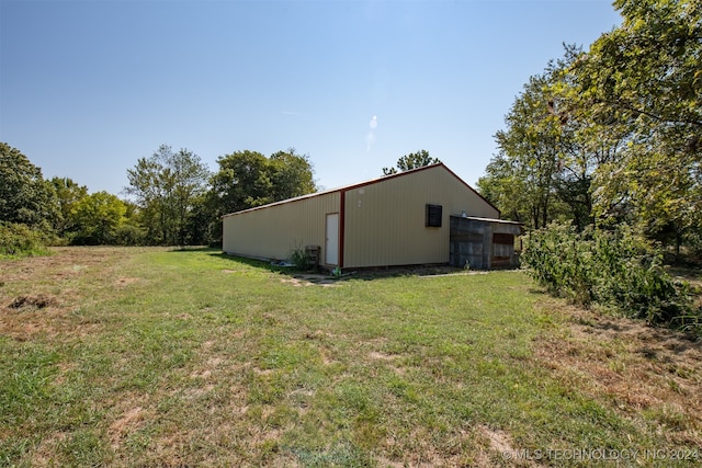 view of yard featuring an outbuilding