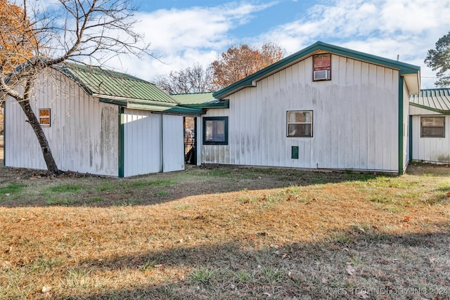 back of house featuring a yard