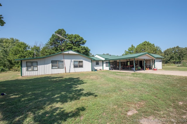 ranch-style home featuring a front lawn