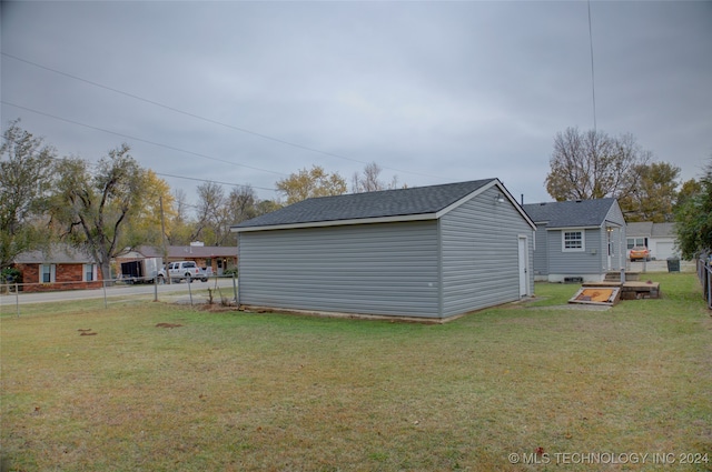 view of yard featuring an outbuilding