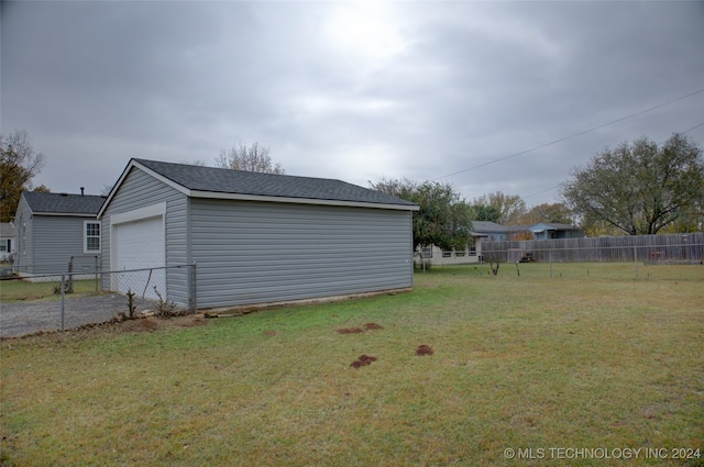 view of yard featuring a garage and an outdoor structure