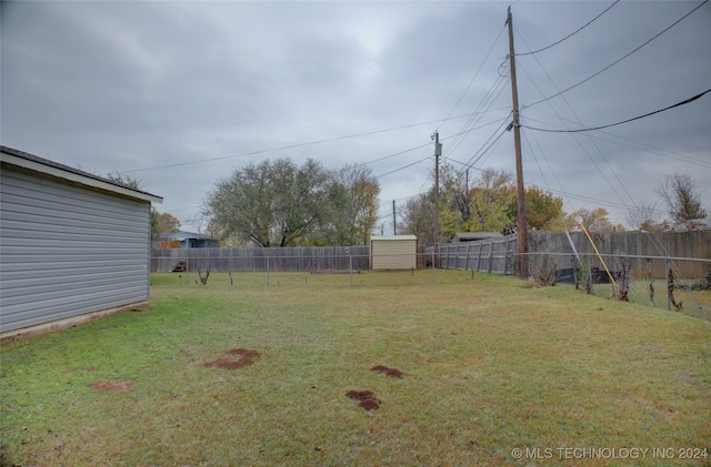 view of yard featuring a storage unit