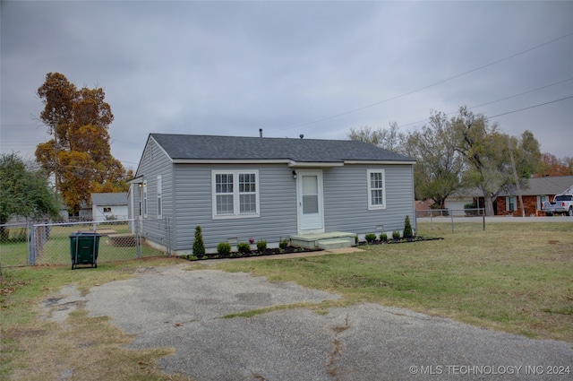 view of front facade featuring a front yard