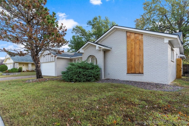 view of front of home with a garage and a front yard