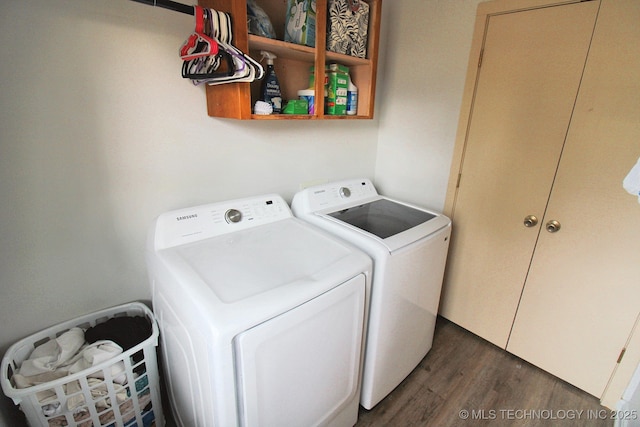 clothes washing area with dark wood-type flooring and washing machine and dryer