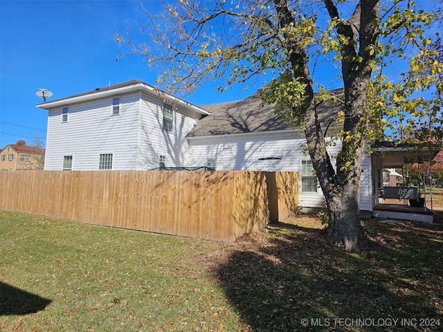 view of side of property featuring a yard