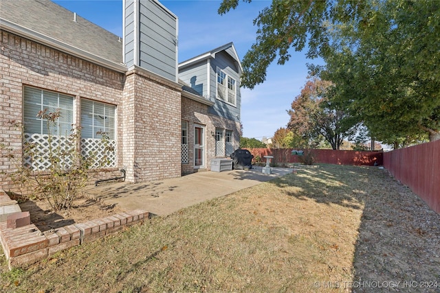 view of yard with a patio area