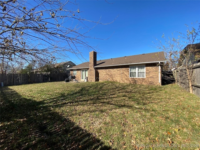 back of house featuring a lawn