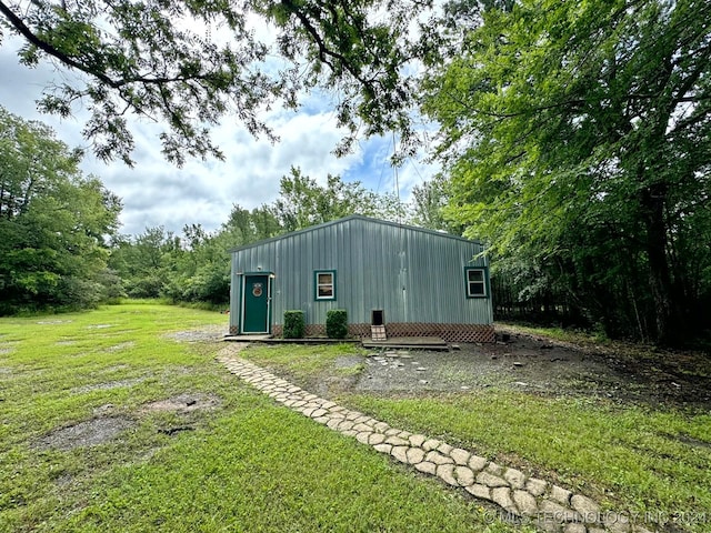 view of outdoor structure featuring a yard