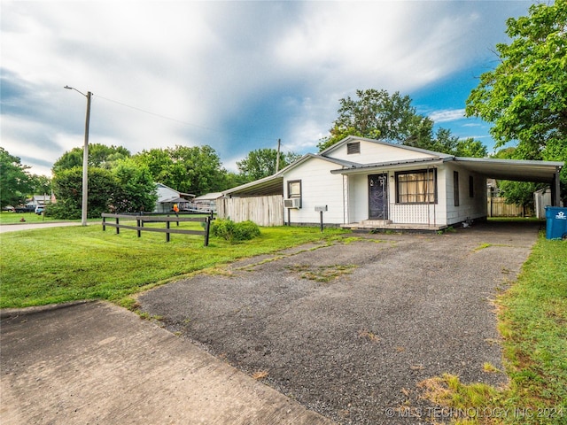 view of front of home featuring a front lawn and a carport