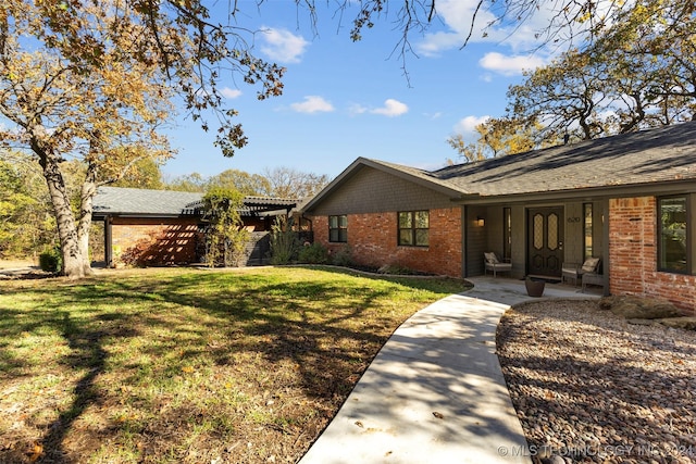 view of front of property with a front lawn